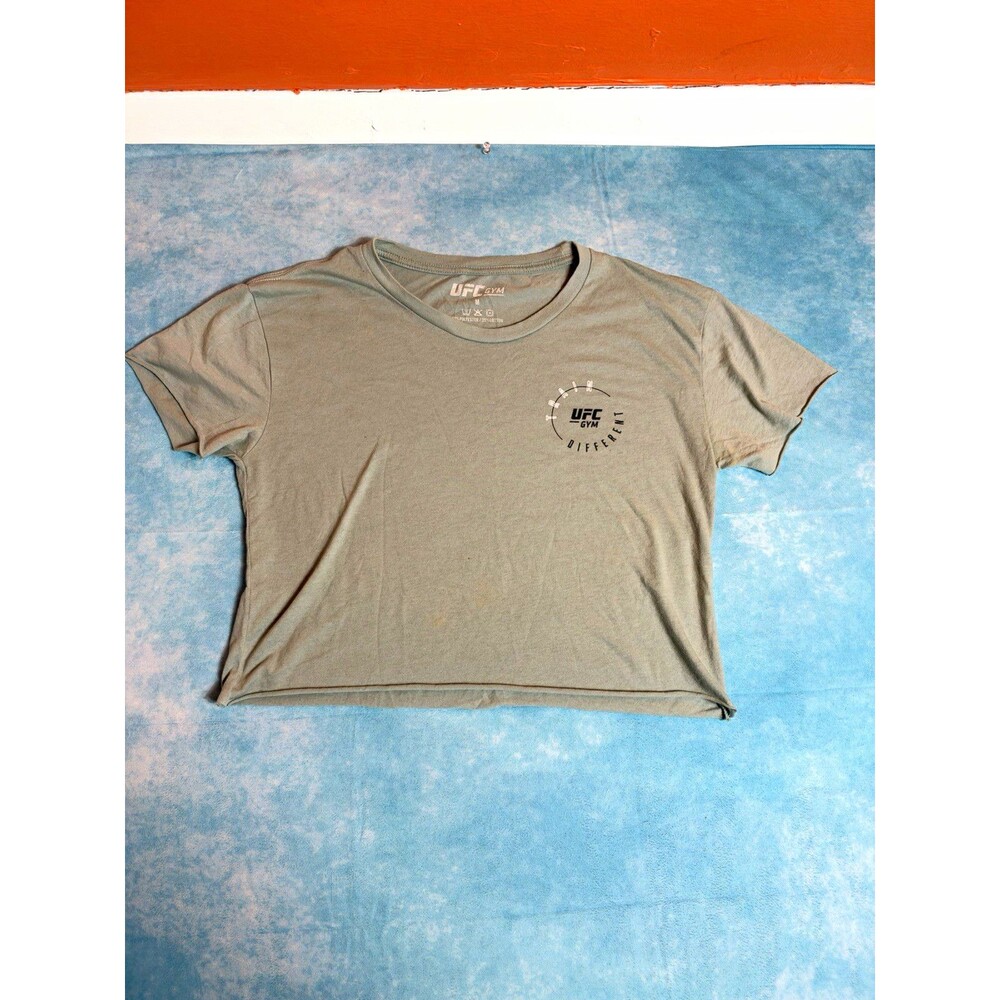 UFC Gym Train Different women’s Gray Graphic Logo Crew Neck T-Shirt Size M